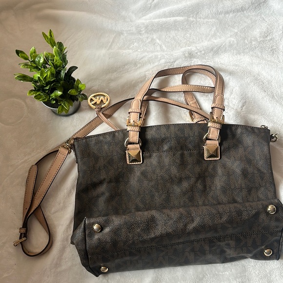 Michael Kors Handbags - 🌸 SOLD crossbody bag Michel Kors